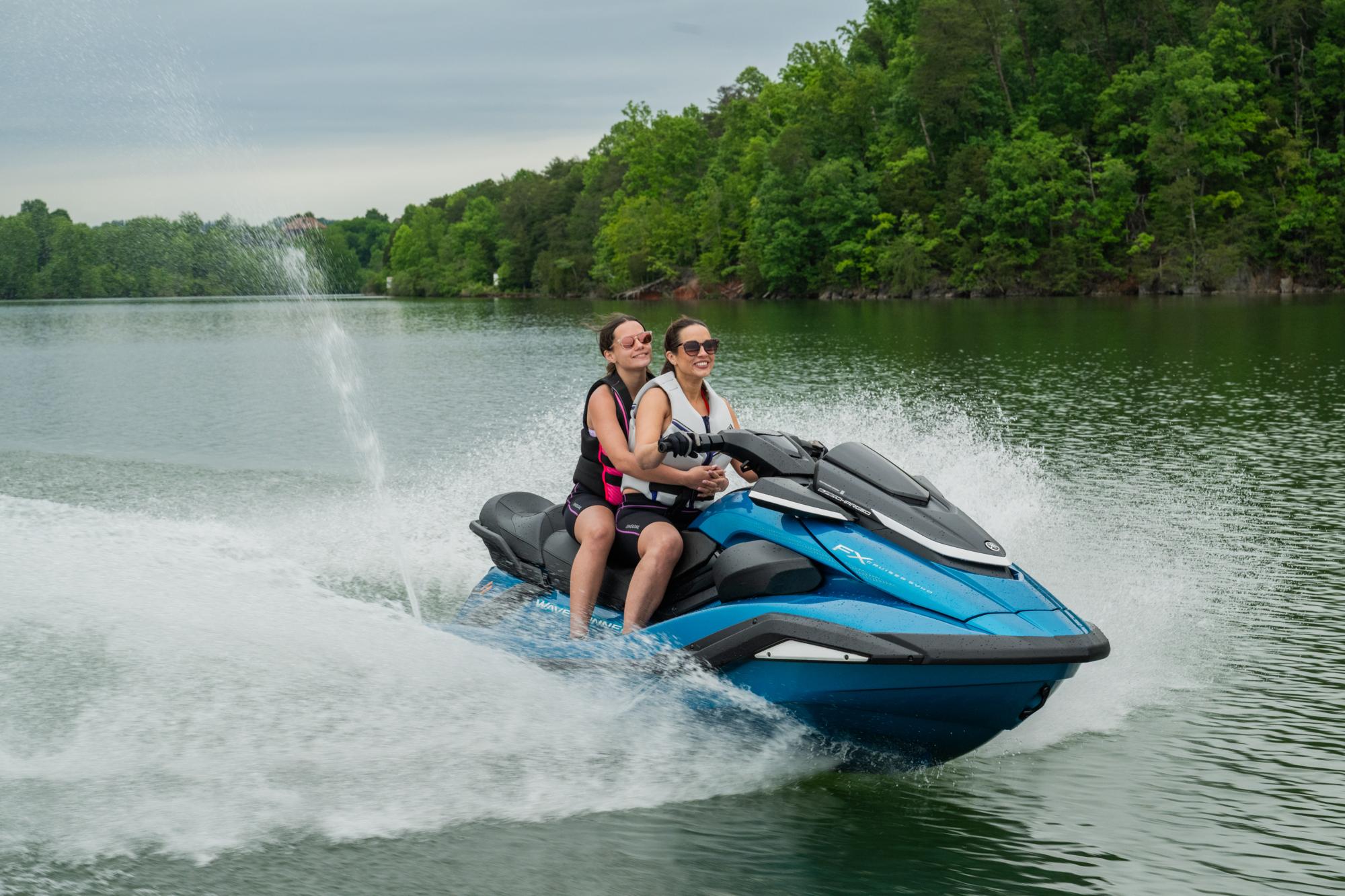 2026-Yamaha-FXSVHOCR-EU-Lagoon_Blue-Action-002-03